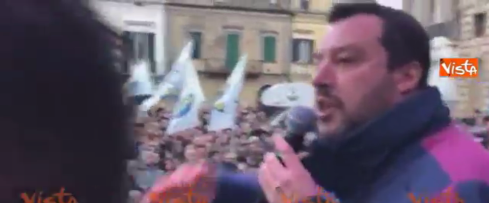 Abruzzo, un uovo manca Salvini e colpisce una signora. Il ministro la fa salire sul palco (video)