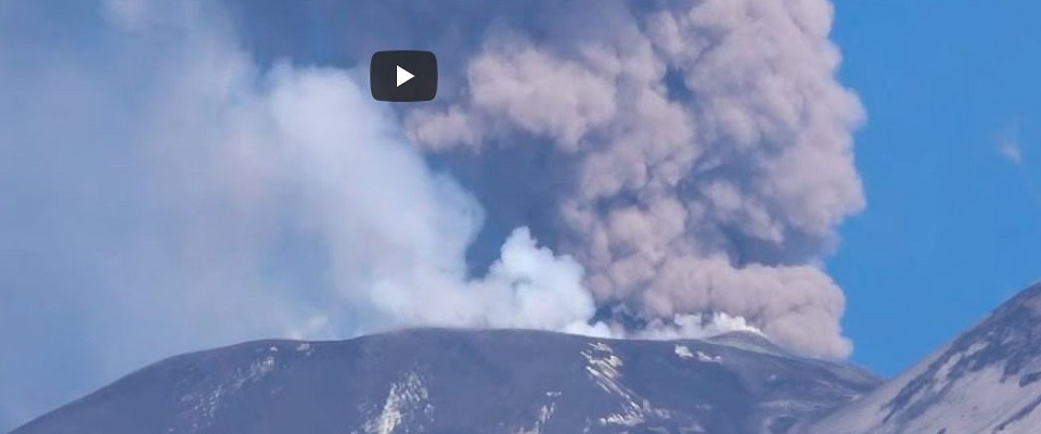 L’Etna fa paura, nuove emissioni di cenere dal cratere: l’aeroporto di Catania, appena riaperto, deve ri-chiudere (Video)