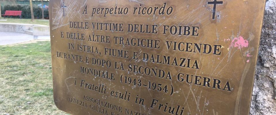 Ancora un oltraggio ai martiri delle foibe: a Udine sfregiata la targa dedicata alle vittime