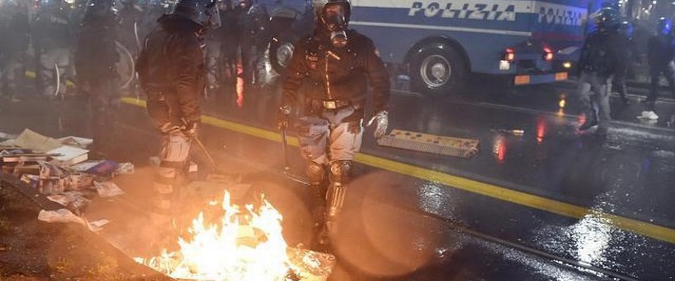 Torino, guerriglia degli anarchici. Assalto a un bus di linea, terrore tra i passeggeri (video)