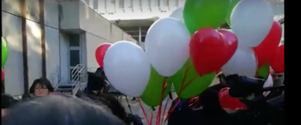 Palloncini tricolore per Pamela. E Oseghale in gabbia non incrocia lo sguardo dei genitori