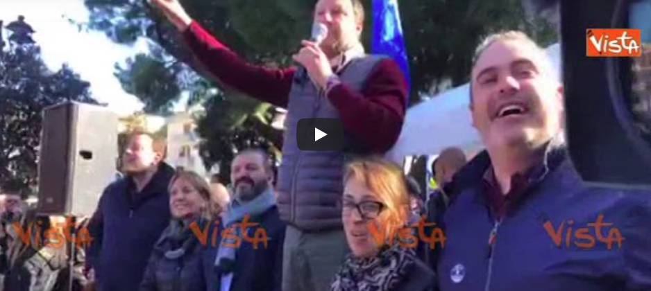 Cantano “Bella Ciao” a Salvini. E lui li ridicolizza: «Andate a Sanremo» (video)