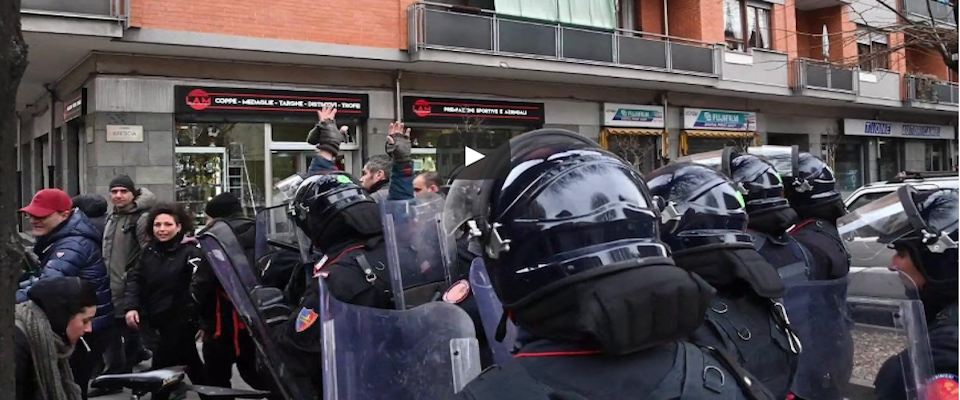 I soliti anarchici seminano panico e devastazione per lo sgombero di un asilo: ecco le immagini (Video)