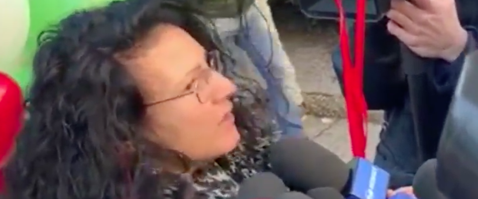 Pamela, allontanati i manifestanti con i palloncini davanti al tribunale (video)