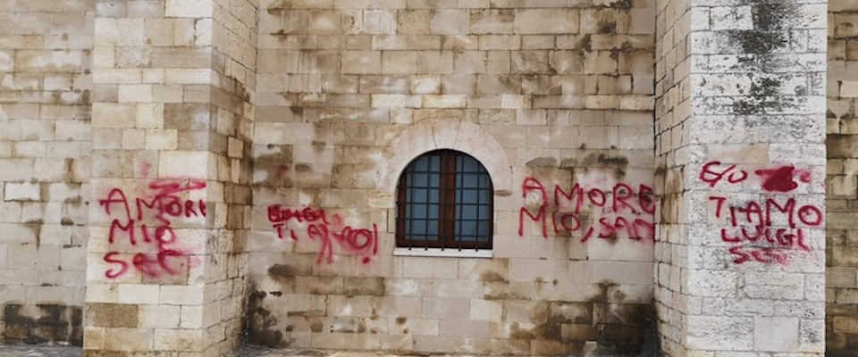 Sfregia la Cattedrale di Trani con scritte per S. Valentino. Il sindaco la umilia così