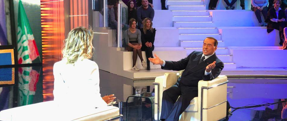 Berlusconi show dalla D’Urso: “Gli italiani non mi votano più, sono diventati pazzi”