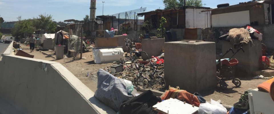 Roma, la polizia municipale: “Presidiamo i campi rom, stiamo per ore tra topi e rifiuti”