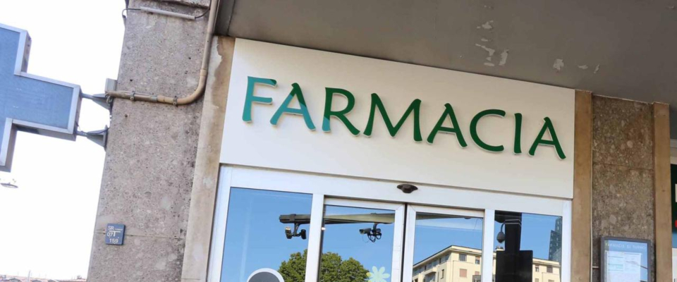 Roma, 16enne armato di mannaia rapina due farmacie con la maschera da clown