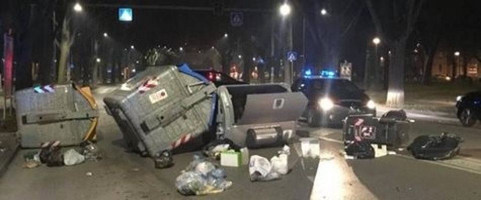 A Ferrara guerriglia dei nigeriani contro i carabinieri: notte di caos nella zona dello spaccio (video)