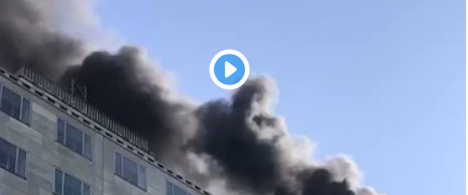 Paura a Milano, incendio nella strada degli uffici “vip”: evacuati a via Turati (video)