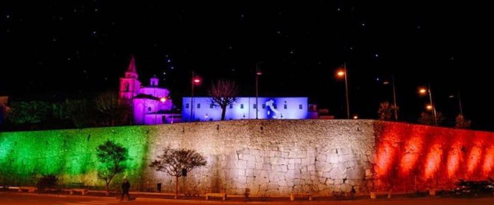 Le mura della città illuminate con il tricolore: l’omaggio di Amelia alla memoria delle foibe