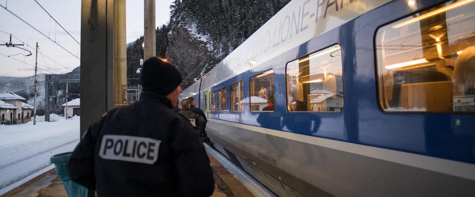 “L’umanità della Francia”: spray urticante contro i migranti. Anche nel bagno dei treni