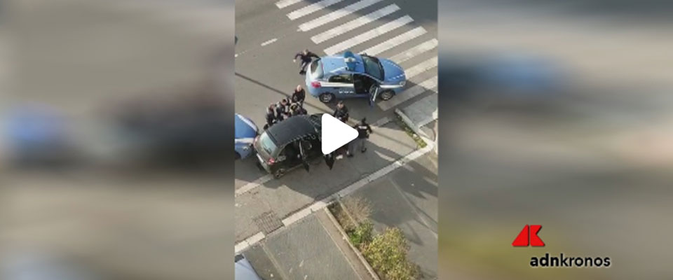 Roma, poliziotti accerchiati e minacciati a Tor Bella Monaca: ecco il video che fa il giro del web