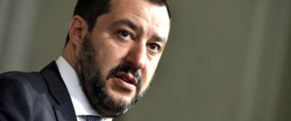 Salvini a Macron: «Incontriamoci. E parliamo di immigrati, latitanti, pendolari»