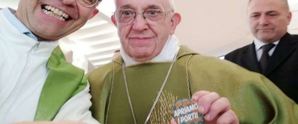 Il selfie di Papa Bergoglio con la spilla “apriamo i porti”