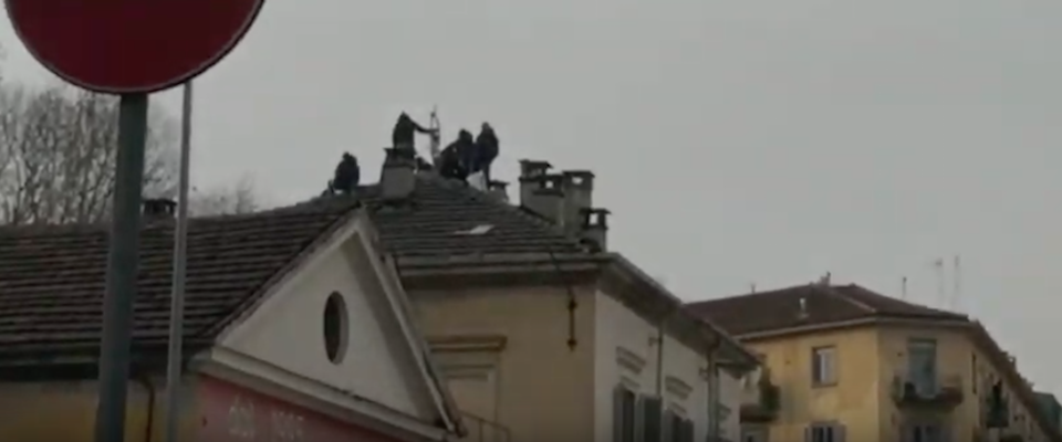 Torino, sgomberato l’asilo occupato dal ’95: arrestati sei anarchici per terrorismo