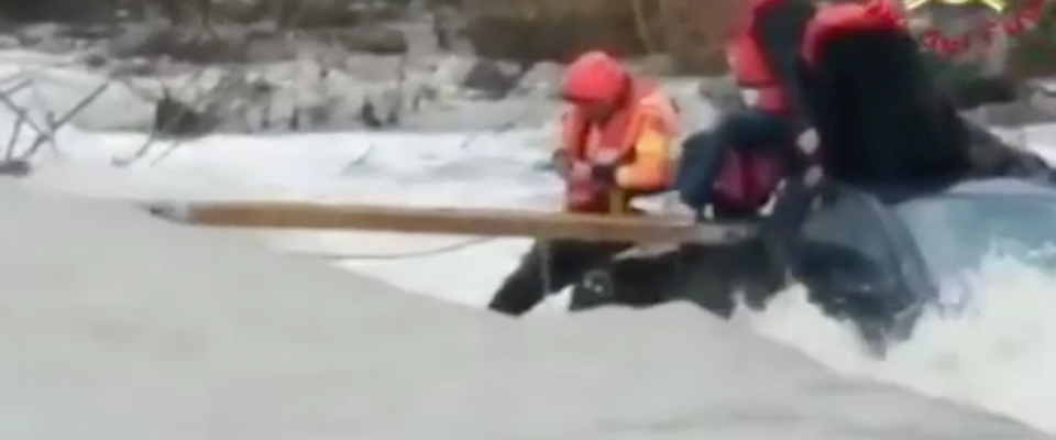 Toscana, l’intervento di 5 ore dei vigili del fuoco salva tre ragazzi in balìa dell’acqua alta (video)