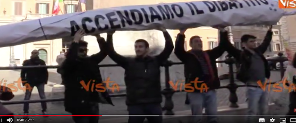 La priorità della sinistra: le canne. Sit-in dei radicali a Montecitorio con uno spinello gigante (video)