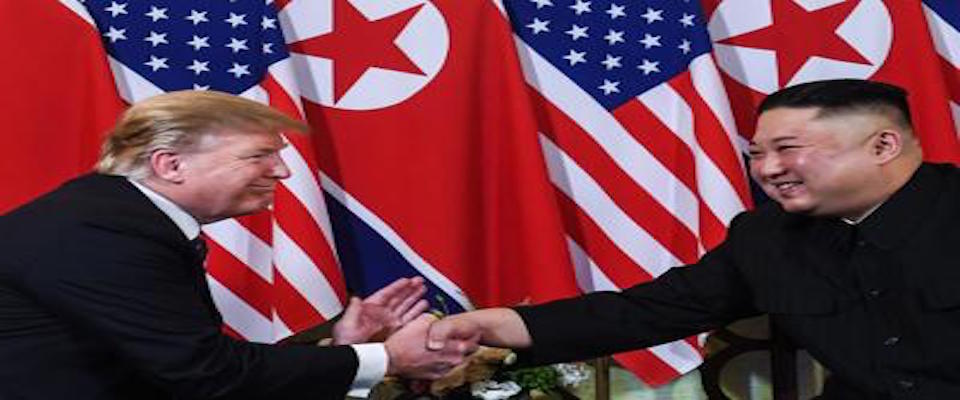 Trump-Kim, al via il summit di Hanoi tra strette di mani e sorrisi