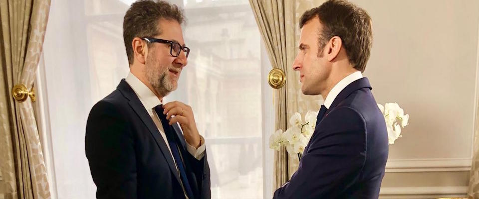 Fazio s’inventa ambasciatore e rinuncia alle domande: in ginocchio da Macron con il canone degli italiani