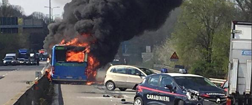 Lo scuolabus delle autolinee padane incendiato dall’autista senegalese con precedenti per violenza sessuale guida in stato di ebbrezza