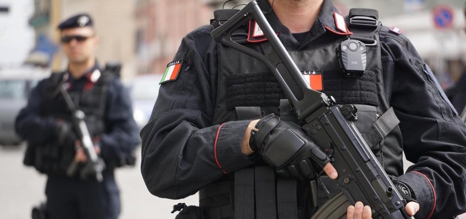 Reparti speciali dei carabinieri per la prevenzione al terrorismo in piazza del Plebiscito a Napoli, 13 Aprile 2016. ANSA/CESARE ABBATE