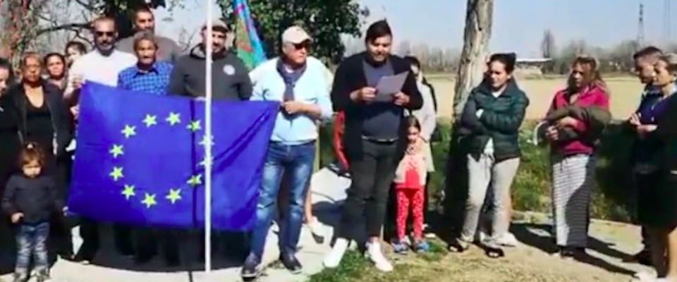 I rom aderiscono all’appello di Prodi: bandiera Ue esposta nel campo nomadi (video)