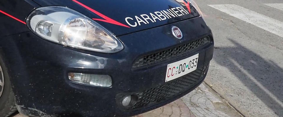 Firenze, marocchino aggredisce i carabinieri. Un altro maghrebino lancia bottiglie dalla finestra