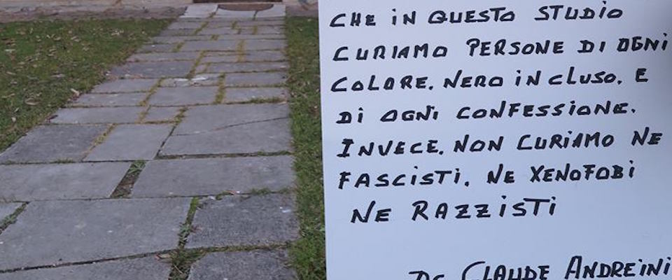 “Non curo fascisti e razzisti”: il cartello affisso da un fisioterapista in provincia di Venezia