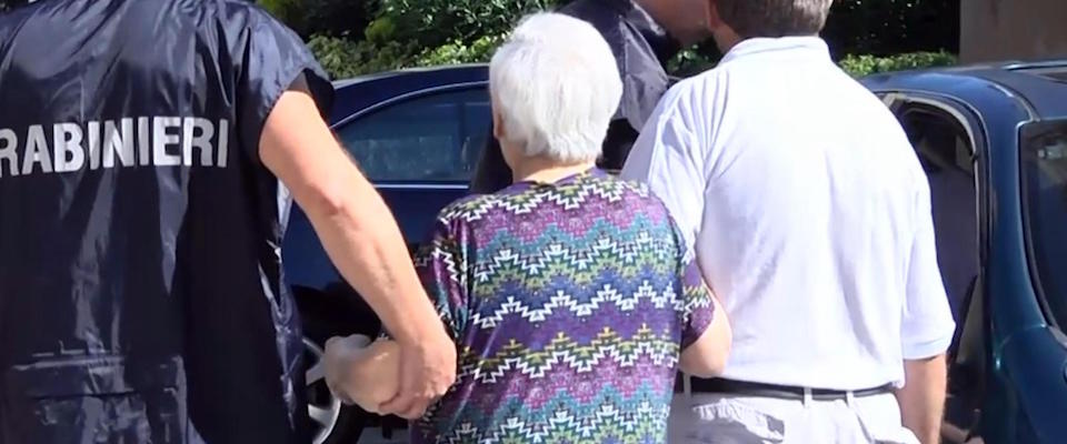 In un fermo immagine tratto da un video dei carabinieri della Compagnia di Vasto un momento dell’operazione nella Casa famiglia per anziani Arcobaleno in via Vico che ha portato all’arresto della coppia che gestiva la struttura di accoglienza con accuse pesanti tra le quali anche l’ipotesi di aver causato la morte di almeno uno degli ospiti.
ANSA/ CARABINIERI ++HO – NO SALES EDITORIAL USE ONLY++