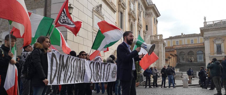 Corruzione a Roma, CasaPound porta le arance a Raggi: «Sarai sgomberata prima di noi» (video)