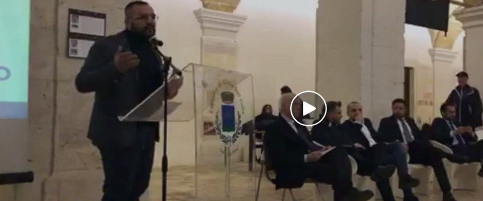 «Ci sono razze da controllare»: a Gioia del Colle è bufera sulla frase del leghista Vito Etna (Video)