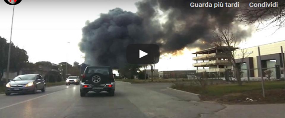 Rifiuti in fiamme, Perugia minacciata dal fumo nero. “Chiudete le finestre” (video)