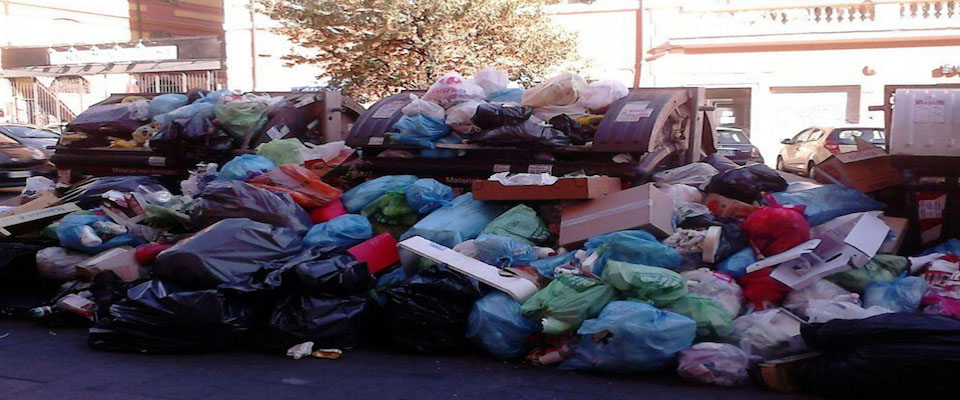 Caos a Roma, un altro venerdì di scioperi: fermi i bus e niente raccolta rifiuti