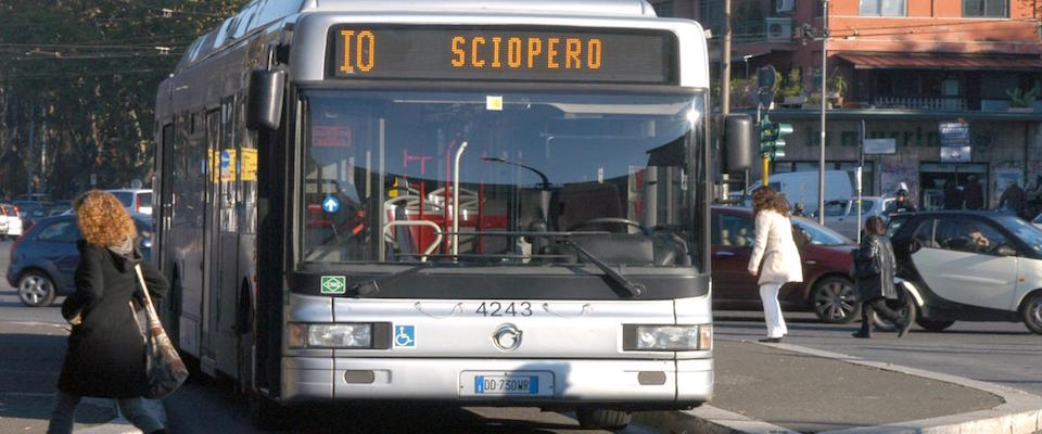 8 marzo, lo sciopero rosa tinge il venerdì di nero: a rischio sanità e trasporti. La mappa dei disagi