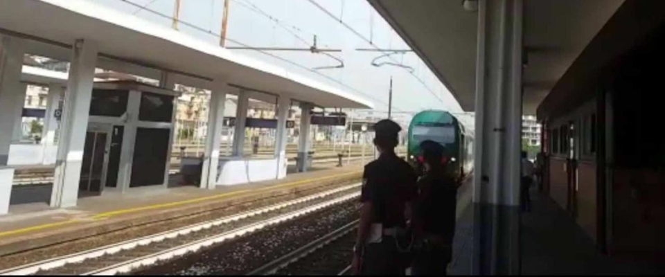 Reggio Emilia, immigrato aggredisce alle spalle e molesta una 34enne alla stazione