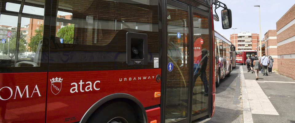 Roma, spari con pistola ad aria compressa contro un autobus a Tor Sapienza