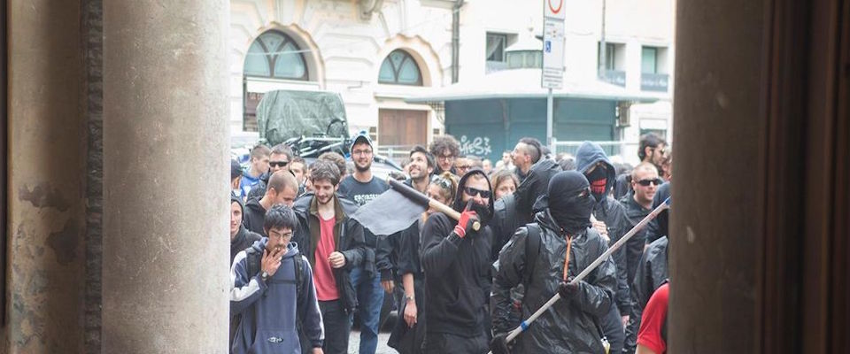 25 aprile, Modena sfregiata dagli anarchici. L’ira dei cittadini: «Il corteo poteva essere fermato»