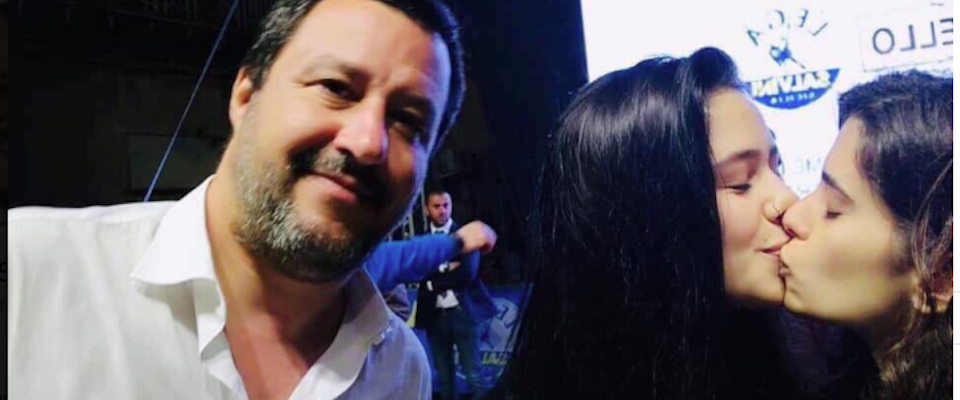 «Auguri e figli maschi»: Salvini replica alle ragazze del bacio lesbo. E il video è virale