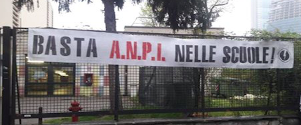 «Basta Anpi nelle scuole»: lo striscione apparso in un liceo di Milano fa imbufalire gli ex partigiani