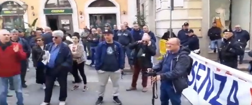 «Siete la vergogna d’Italia»: l’urlo della piazza di Taranto contro il M5S (Video)