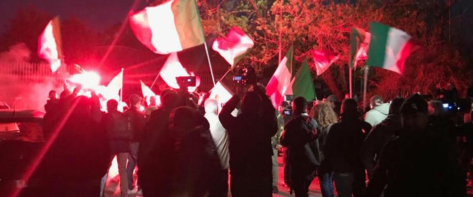 Torre Maura, perfino l’antifascista Fiano ammette: «CasaPound e FN ci sono, noi no»