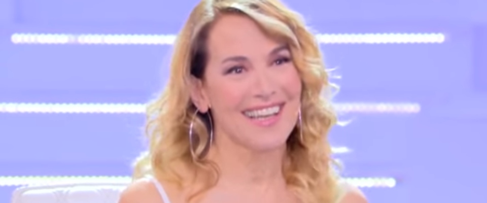 Barbara d’Urso travolta dalle critiche sul web: «Vergognati, proteggi la De Andrè»