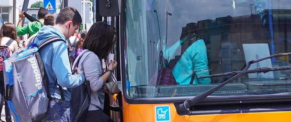 nigeriano pesta controllore sul bus