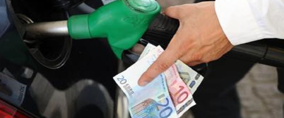 Benzina e diesel, ecco il salasso. Stangata sul pieno: può costare fino a 20 € in più