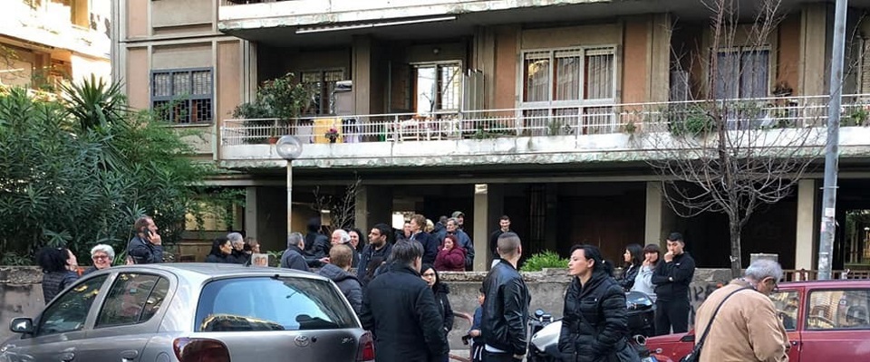 No alla case ai rom. I residenti di Casal Bruciato fanno barricate in strada