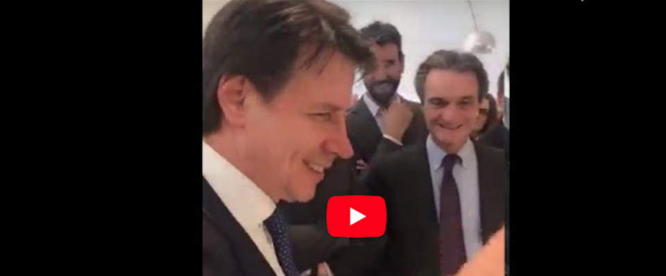 Conte al Salone del Mobile rimproverato dalla custode (video)