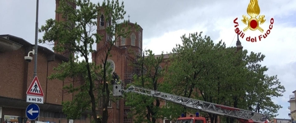 Vicenza, crolla la croce di un campanile da 80 metri: tragedia sfiorata per miracolo