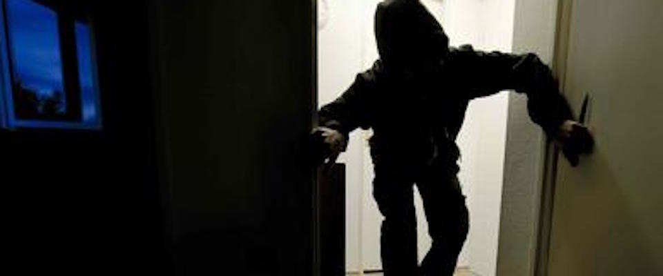 Firenze, moglie e marito ottantenni aggrediti, picchiati e rapinati in casa