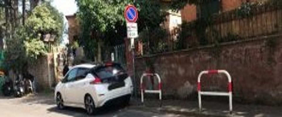 La Raggi con l’auto di servizio parcheggia in divieto di sosta. E la rete non perdona…